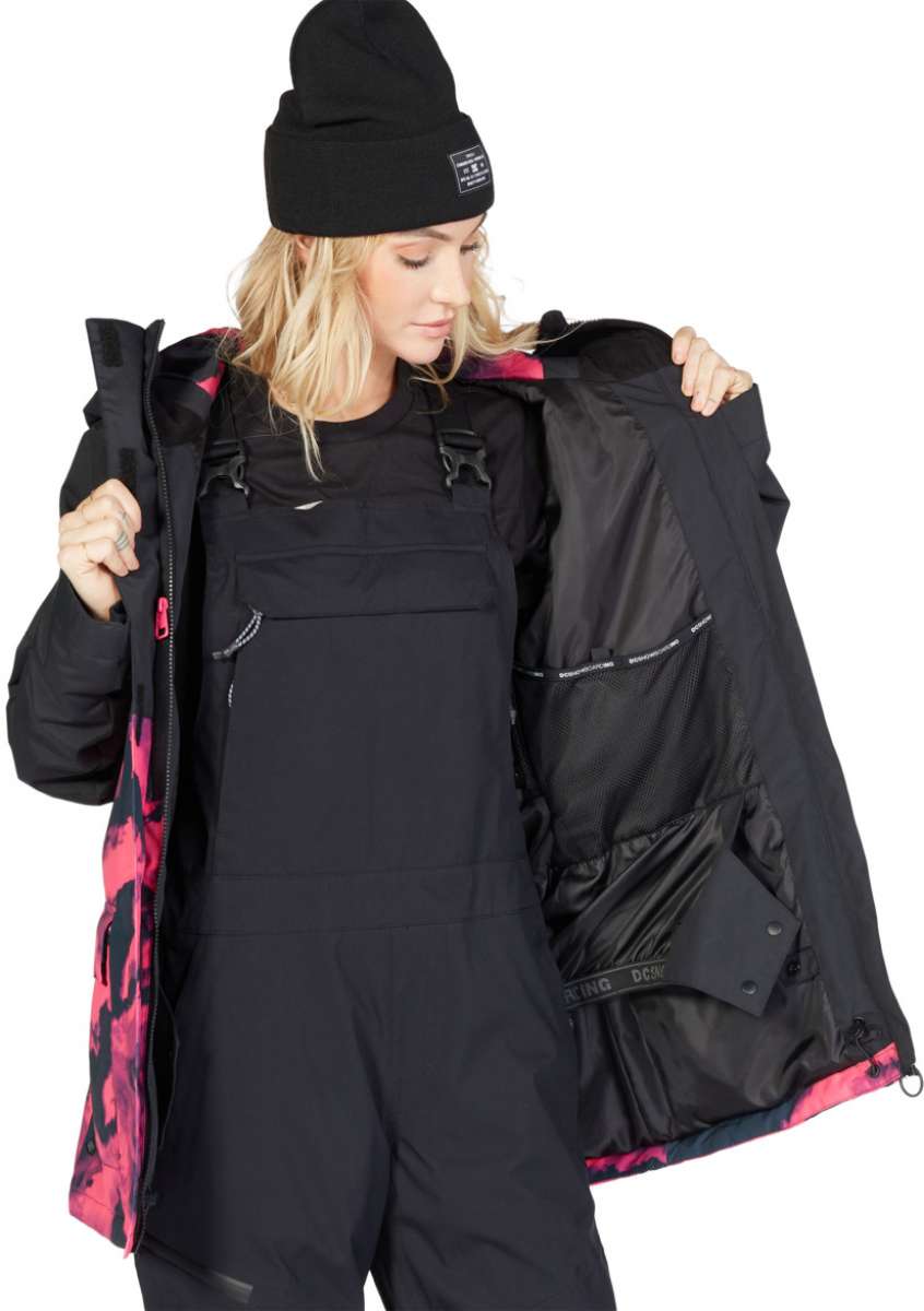 DC Women's Cruiser Insulated Jacket 2023 - A black jacket with a pink and grey abstract pattern on the inside of the hood.