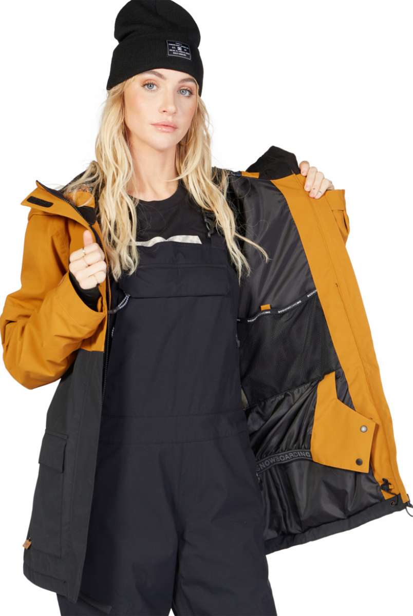 DC Women's Cruiser Insulated Jacket 2023 - A black jacket with a white logo on the chest and silver zippers.