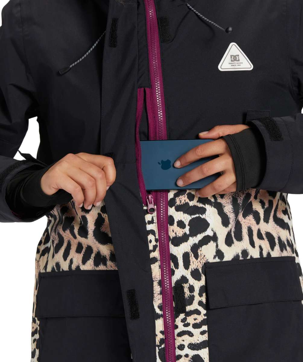 DC Women's Cruiser Insulated Jacket 2024 - A black jacket with a white logo on the left chest and a zipper down the front.