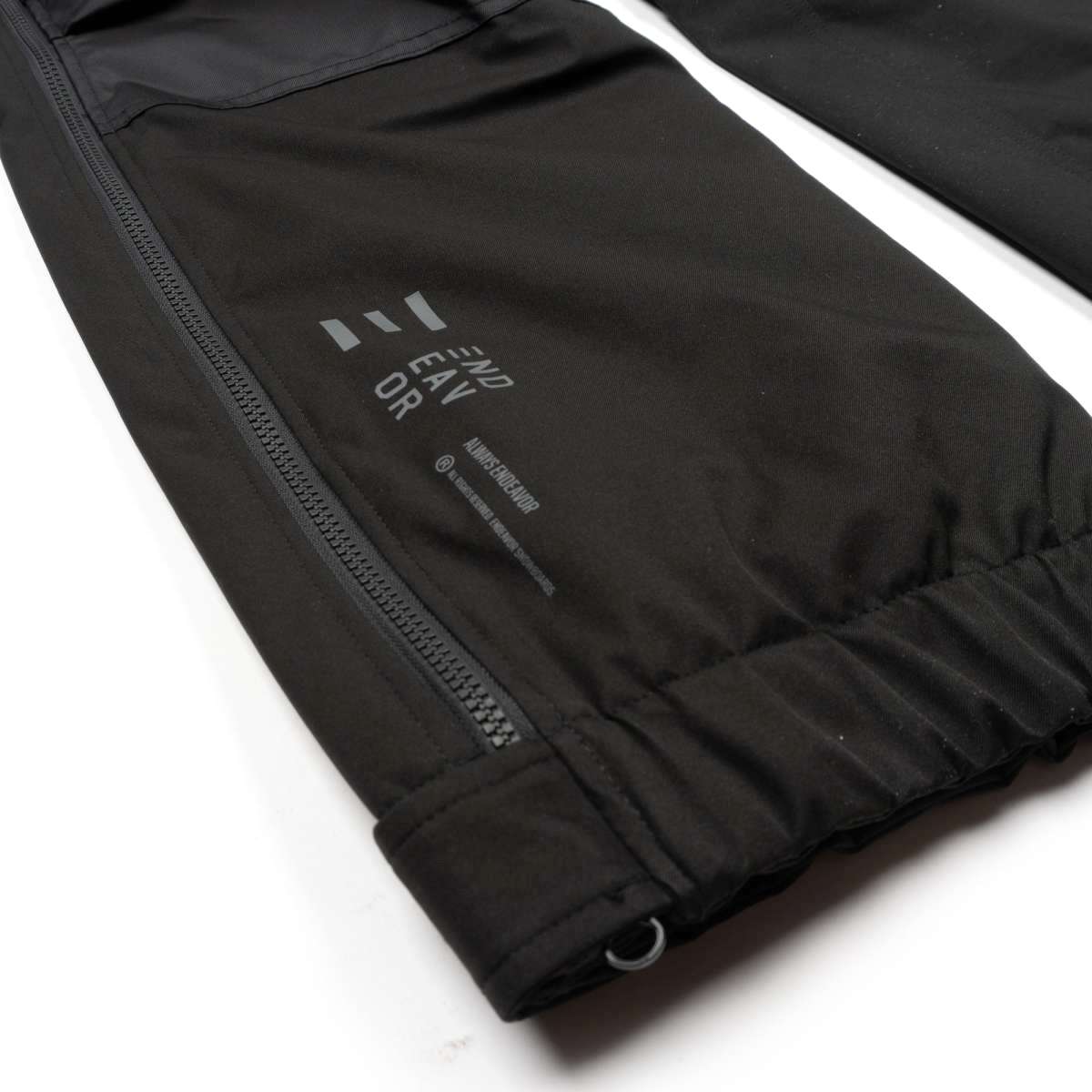 Endeavor Ranger Insulated Pant 2023 - Black insulated ski pants with zippered leg vents and adjustable cuffs.