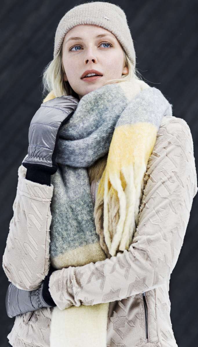 Luhta Ladies Luosu Full Zip Midlayer 2022-2023 - A cream-colored mid-layer with a zip and two pockets on either side.