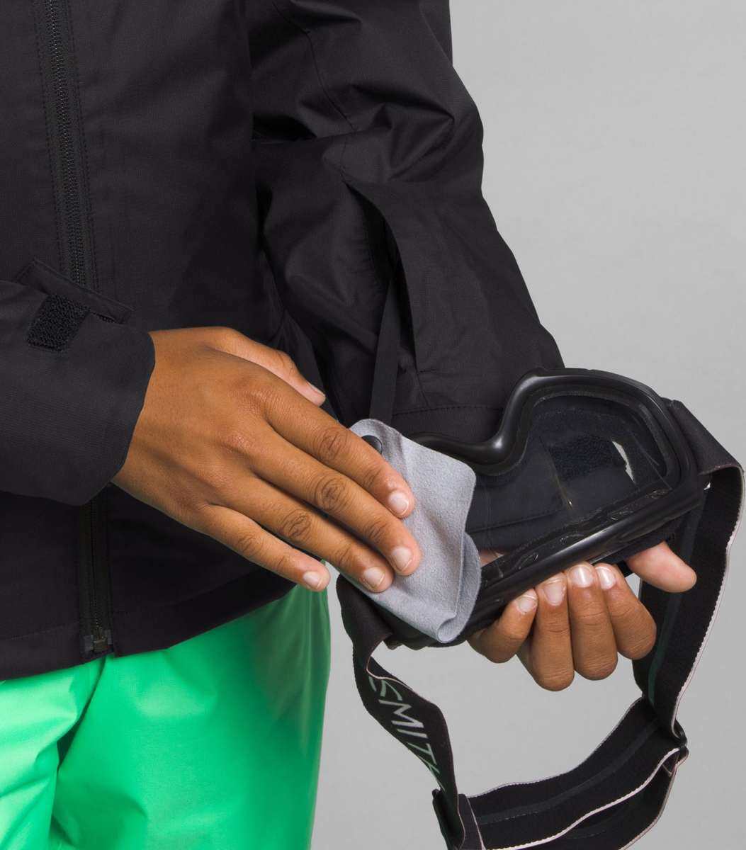 North Face Girls Freedom Insulated Jacket 2024 - A black jacket with a white logo on the left chest and a zipper down the front.