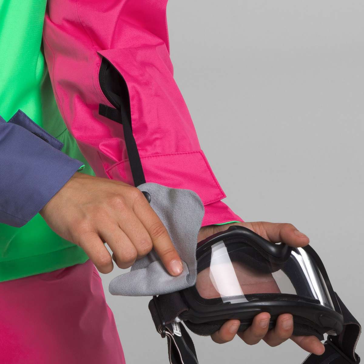 North Face Girls Freedom Insulated Jacket 2024 - A bright pink jacket with a black zipper and two zippered pockets on either side.