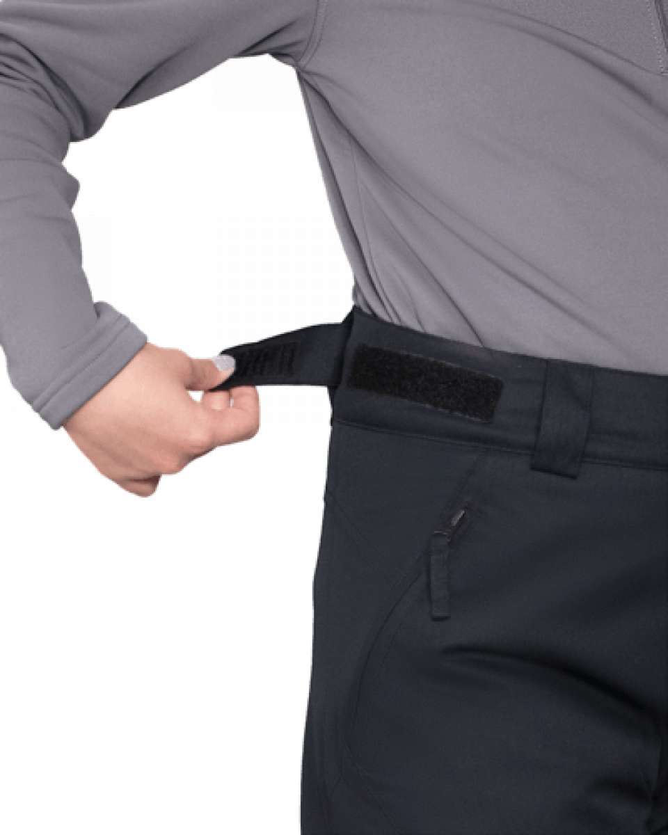 Obermeyer Junior's Timberline Insulated Pant 2024 - Black insulated ski pants with a black belt and zippered pockets.