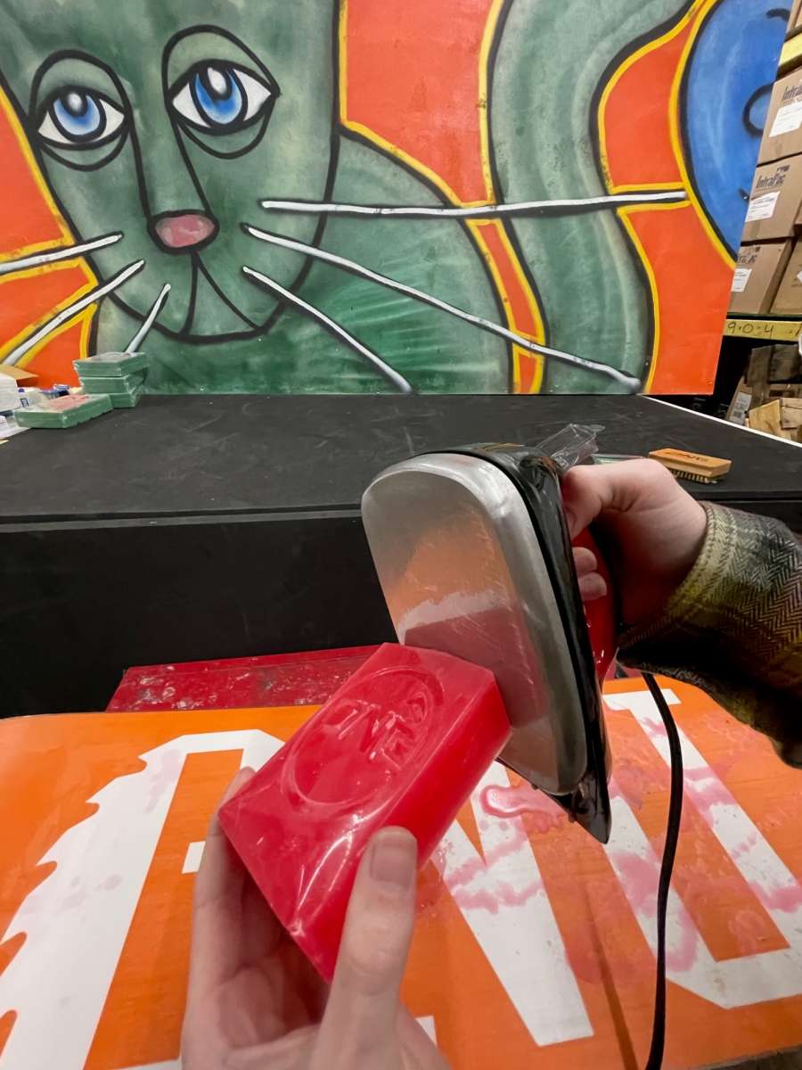 Oneball 4WD Warm Wax 28F - A red brick-shaped wax block with a circular logo on top.