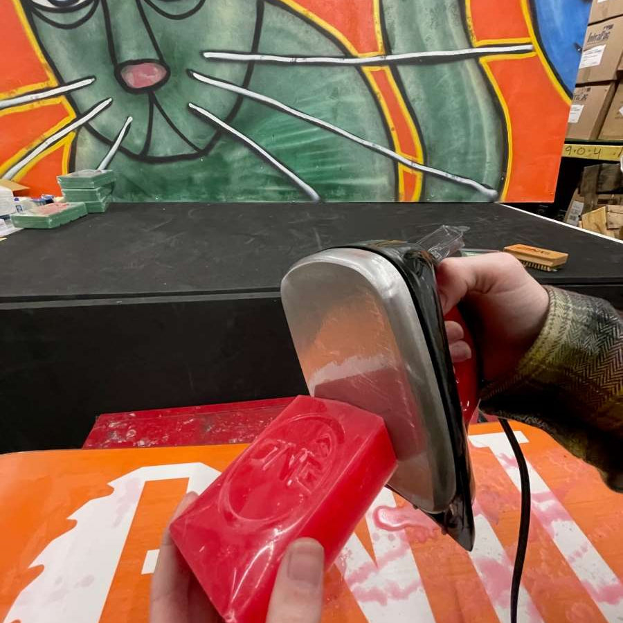 Oneball 4WD Warm Wax 28F - A red brick-shaped wax block with a circular logo on top.