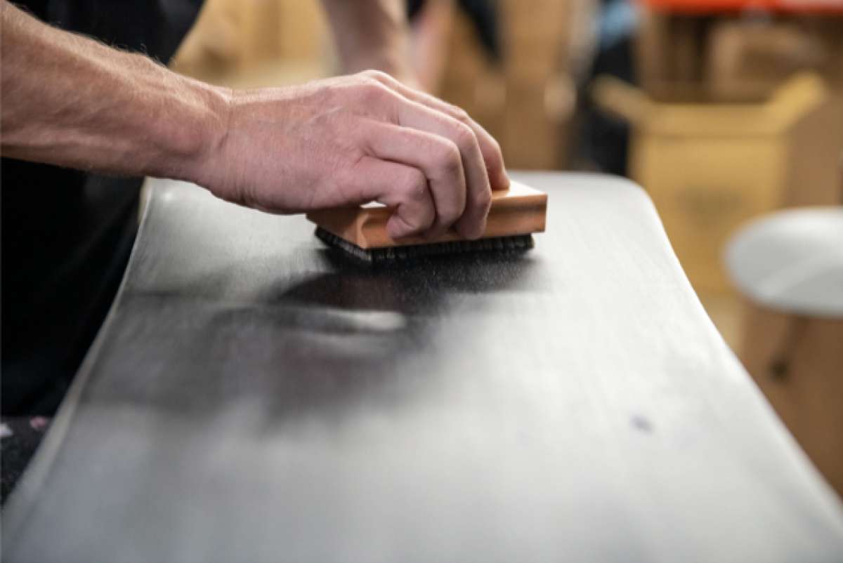 Oneball F1 Summer Slush Warm Wax - A brown wax block with a white label and black text.