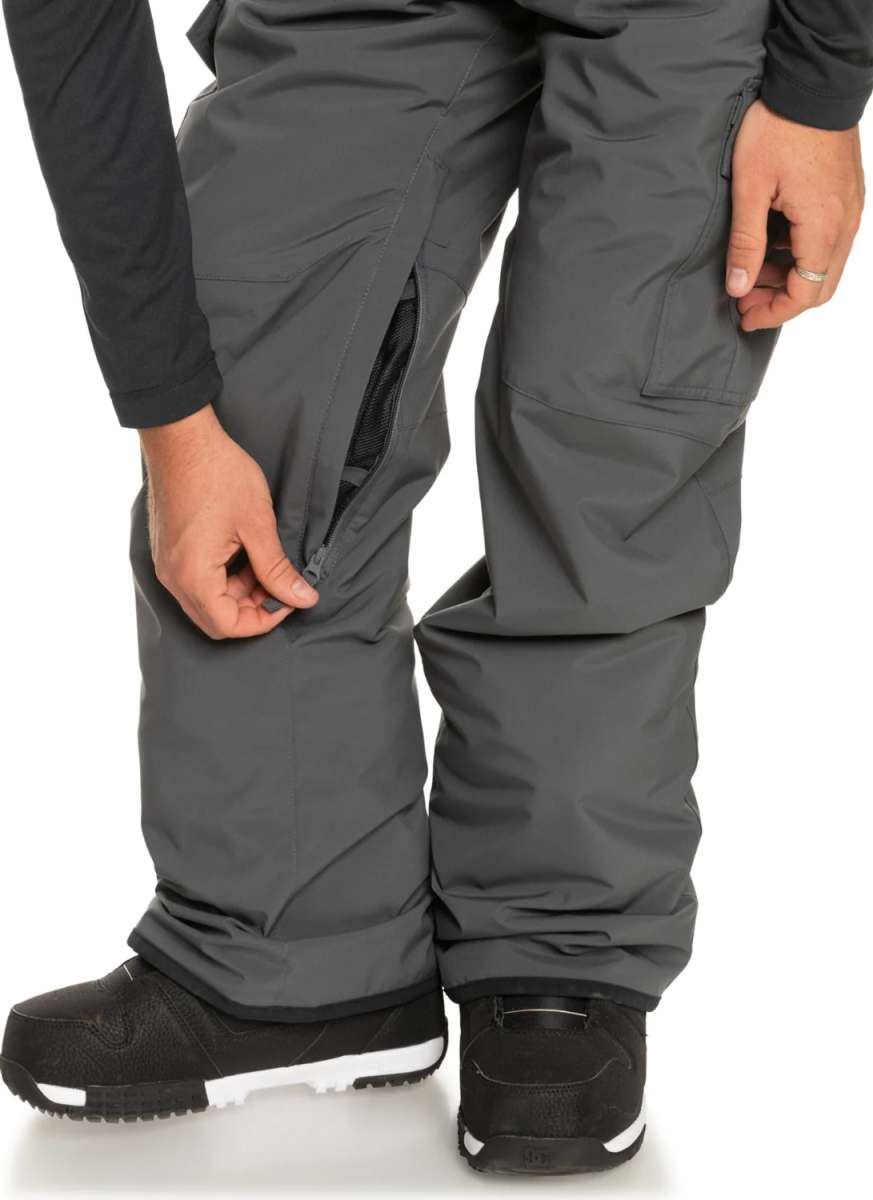 Quiksilver Porter Insulated Pant - Dark gray snow pants with zippered pockets and adjustable cuffs.