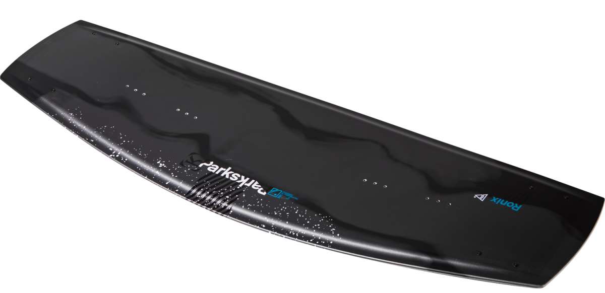 Ronix Parks Modello Wakeboard 2022 - A black wakeboard with a subtle white speckled pattern on its surface.