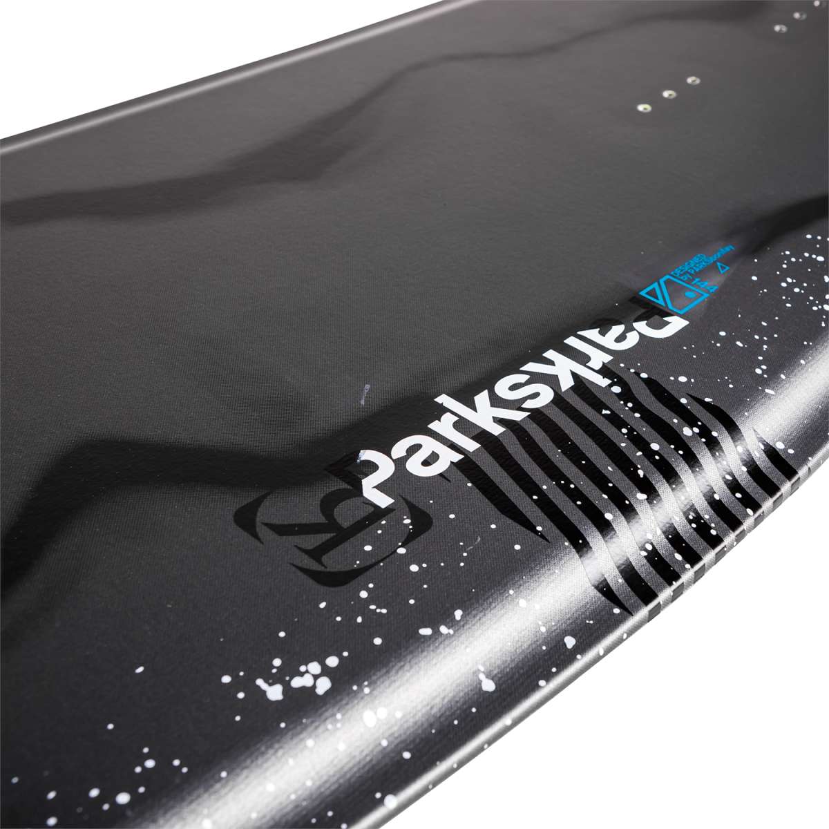 Ronix Parks Modello Wakeboard 2022 - A black wakeboard with a white logo and blue accents on top.