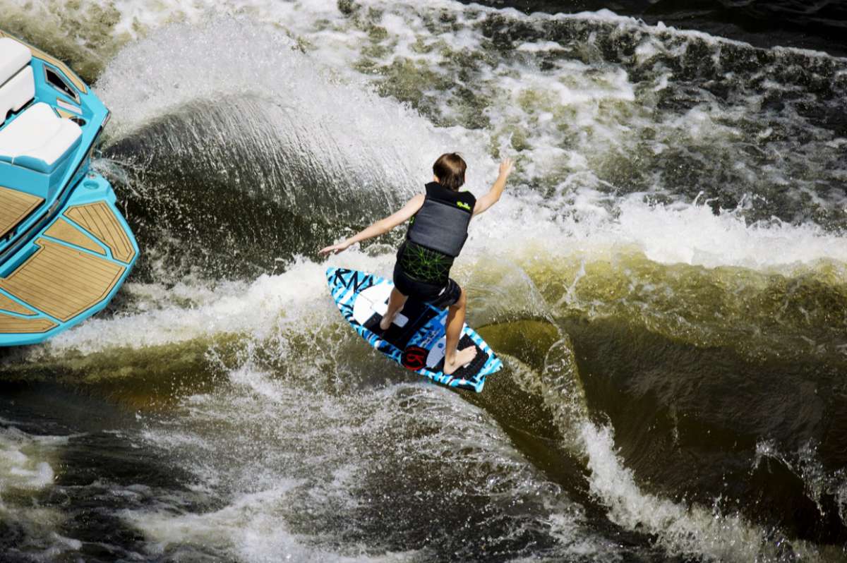 Ronix Teen's Driver's Ed Capella 3.0 CGA Wake Vest 2022 - A blue and white wake vest with a black strap on the back.