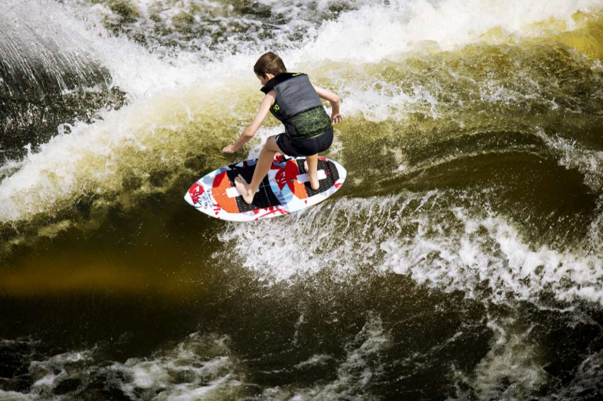 Ronix Teen's Driver's Ed Capella 3.0 CGA Wake Vest 2022 - A black and gray wake vest with a green logo on the chest.
