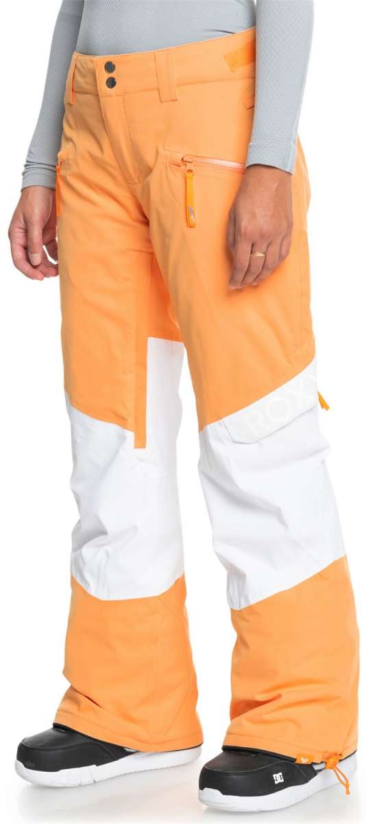 Roxy Women's Chloe Kim Woodrose Pant 2024 - A pair of women's snow pants in a woodrose color with a subtle pattern on the side pocket.