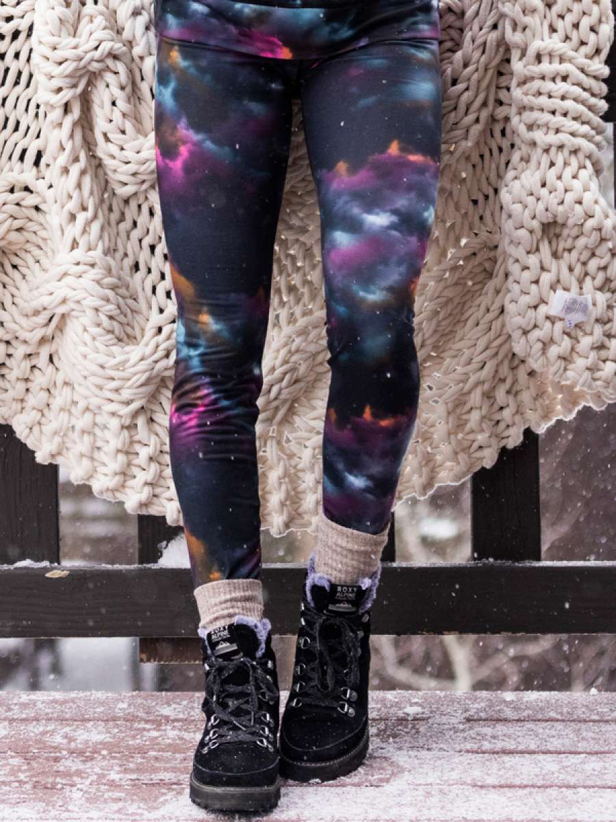 Roxy Women's Daybreak Base Layer Bottoms 2022 - Black leggings with a subtle white snowflake pattern.