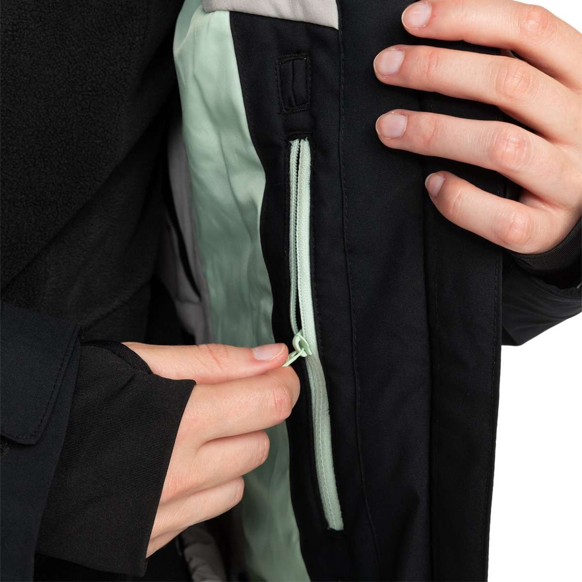 Roxy Women's Peakside Insulated Jacket 2024 - A black jacket with a light gray zipper and two zippered pockets on either side.
