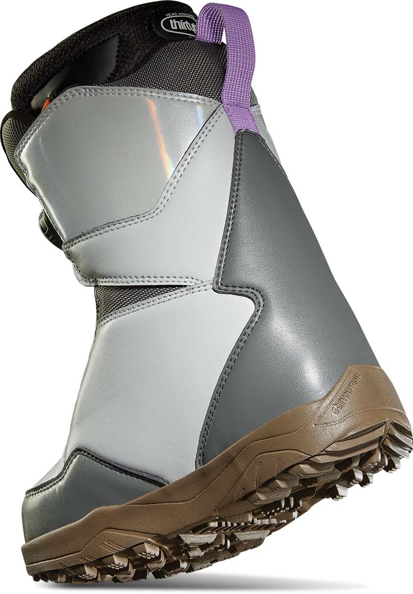 ThirtyTwo Junior's Lashed BOA x Santa Cruz Snowboard Boot 2024 - A black snowboard boot with a white logo on the side and a purple strap.