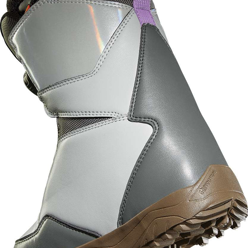 ThirtyTwo Junior's Lashed BOA x Santa Cruz Snowboard Boot 2024 - A black snowboard boot with a white logo on the side and a purple strap.